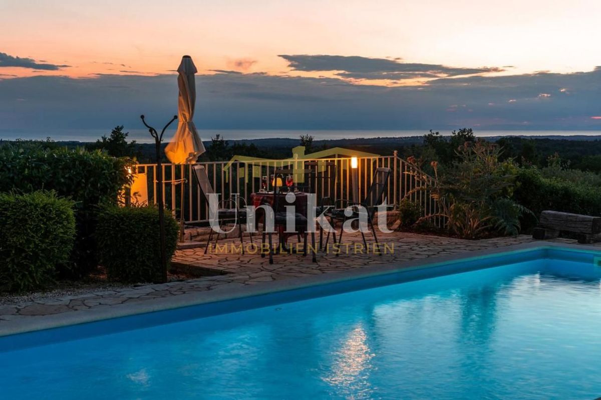 Casa con piscina e vista mare